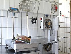 La bilancia industriale resistente all'acqua in una macelleria.