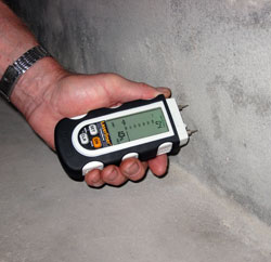 Accertamento dell'umidit di una parete col misuratore di umidit DampMaster
