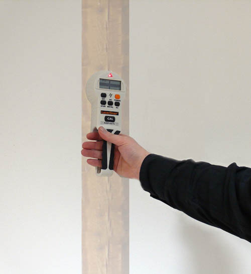 il rilevatore mentre cerca travi di legno in una parete.