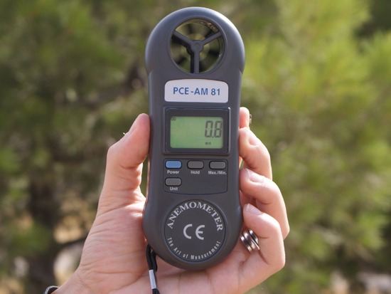 L'anemometro PCE-AM81 mentre misura la velocit� del vento.