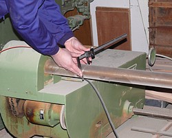 Il calibro PCE-DCP 600N durante una misurazione di controllo di un asse.