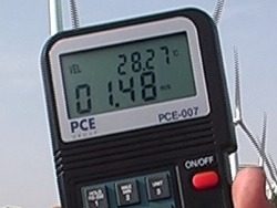 Valutazione della misurazione che ha fatto nell'ampio display LCD del misuratore di portata PCE-007.
