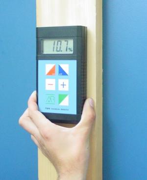Igrometro per il legno FMW-B determina l'umidit� del materiale semplicemente per mezzo di contatto.