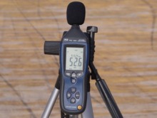 Il fonometro PCE-322 A misurando il rumore prodotto nella strada.
