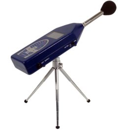 Qui può vedere il fonometro PCE-DSA 50 montato su un treppiede.