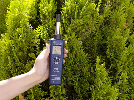 Misurando l'umidit� relativa e la temperatura con l'idrometro PCE-555.