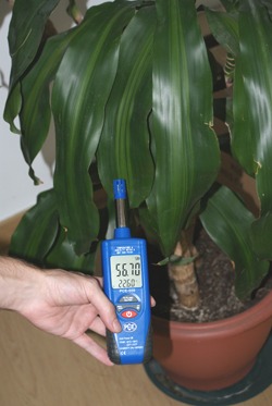Misura dell'umidit� ambientale con l'idrometro PCE-555.