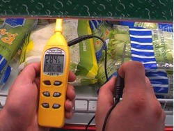 Igrometro per l'umidit� relativa PCE-310 misurando la temperatura e l'umidit� di una cella frigorifera. 