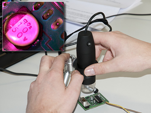 Microscopio USB con luce ultravioletta PCE-MM 200 UV mentre revisa una piastra