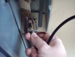 Mentre si realizza una misurazione della forza di una porta di un garage con il misuratore di forza PCE-FM1000.