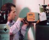Misuratore di CO2 Cellar Safe durante l'istallazione nel magazzino di una fabbrica.