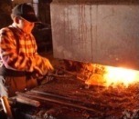 Misuratore di temperatura senza contatto mentre opera in una fusione.