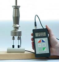 Misuratore di umidità del legno per materiali da costruzione FME mentre verifica il blocco di calibratura.