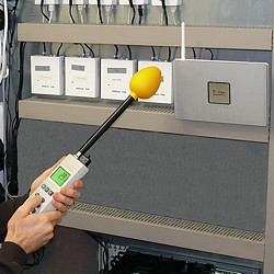 Il misuratore di campi elettromagnetici si usa p.e. per rilevare il Wireless LAN