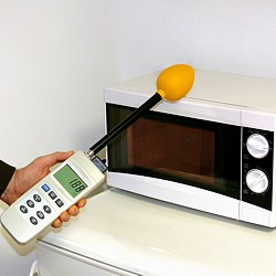 Il misuratore di campi elettromagnetici si usa anche per misurare microonde 