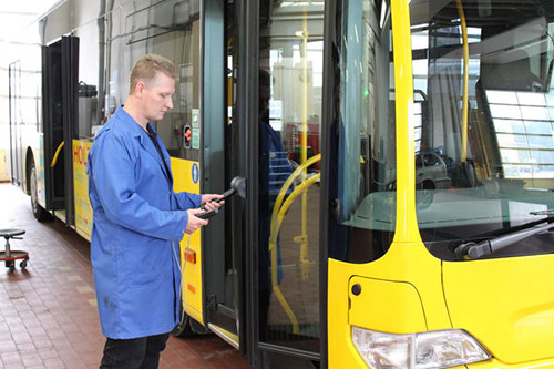 Il misuratore di forza di chiusura mentre realizza una misurazione in un autobus.