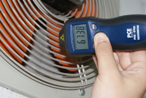 Uso del misuratore di giri manuale in un annaspa dell'aspirapolvere di ventilazione.