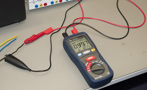 Immagine di uso del misuratore di isolamento PCE-IT 100