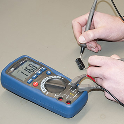 Il misuratore di capacit LCR PCE-LCR 1 in uso