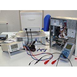 Uso del misuratore di potenza PCE-PA 6000 riparando di un computer.