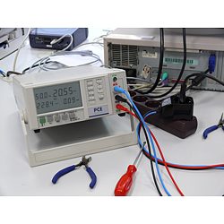 Il misuratore di potenza PCE-PA 6000 con l'adattatore di corrente.