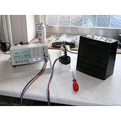 Il misuratore di potenza PCE-PA 6000 riparando un piccolo strumento.
