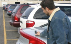 Misurazione del rivestimento di una valvola posteriore di un'automobile.