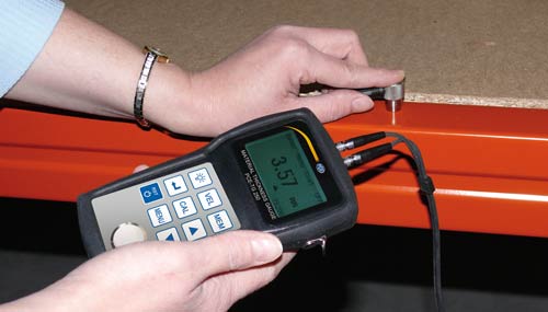 Qui pu vedere il misuratore di spessore a ultrasuoni PCE-TG 250 durante una sua applicazione