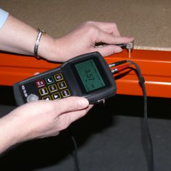 Qui pu� vedere il misuratore di spessori a ultrasuoni PCE-TG 250 durante una sua applicazione.