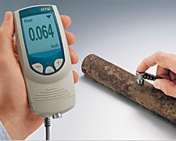 Misurando lo spessore del materiale con lo misuratore ad ultrasuoni di spessore di materiali PT-UTG.