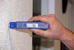 Il misuratore di umidit per materiali misurando l’umidit di una parete
