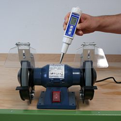 Qui pu� vedere il misuratore di vibrazioni mentre effettua una verifica su un macchinario.