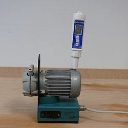 Qui pu� osservare il misuratore di vibrazioni PCE-VT 2000 mentre effettua un'analisi su un motore.