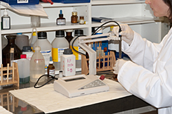 Qui può osservare come si usa in un laboratorio di prove il misuratore di pH da tavolo PCE-BPH 1.