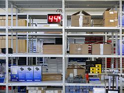 L'immagine mostra il monitor di temperatura mentre realizza una misurazione installato ad esempio in un magazzino.