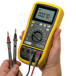 Multimetro AC + DC TRMS C.A 5289 in uso