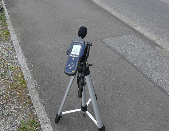 Il tester di suono PCE-322 A mentre misura per controllo del contesto ambientale.