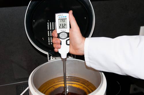 Uso del misuratore di qualità dell'olio in cucina
