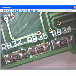 Qui pu� vedere il microscopio USB PCE-MM 200 mentre analizza una piastra.