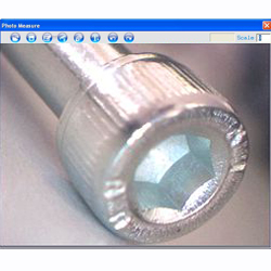 Qui pu� vedere il microscopio USB PCE-MM 200 mentre analizza un materiale.