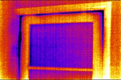 Presentazione di fughe termiche negli stipi di una finestra con la termocamera.