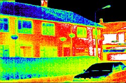 Altra presentazione del colore della facciata dell'edificio con la termocamera.