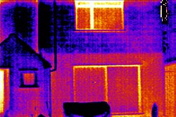 Si apprezza l'alta radiazione termica nelle finestre con la termocamera.