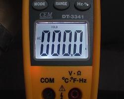 In questa immagine si mostra lo schermo di LCD, con illuminazione di fondo, della pinza di corrente.