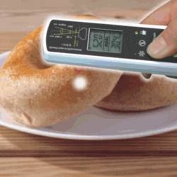 Mentre effettua una misurazione su alimenti.