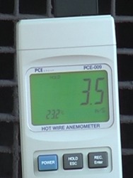 Vista del display del termoanemometro PCE-009 dopo una misura.