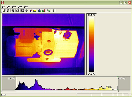 L'immagine mostra in un computer la valutazione della termografia mediante il software della termocamera.