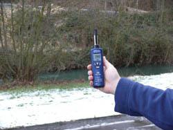Misura dell'umidità ambientale con il termoigrometro PCE-555.