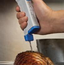 Misuratore di temperatura senza contatto in alimenti mentre misura la temperatura dell'olio per fritture