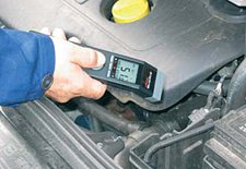 Diagnosi in un'automobile con il termometro a infrarossi MS-Pro.